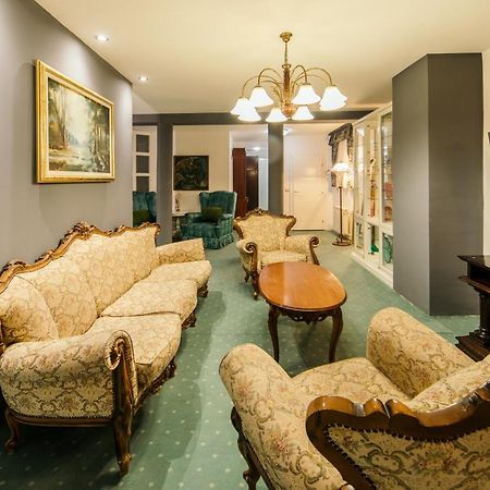 Garni Hotel President De Luxe ครากูเยวัตส์ ภายนอก รูปภาพ