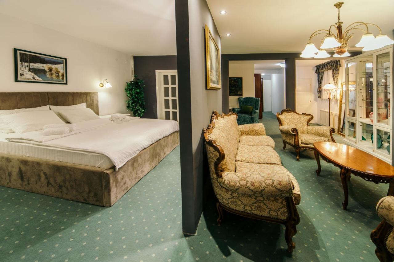 Garni Hotel President De Luxe ครากูเยวัตส์ ภายนอก รูปภาพ