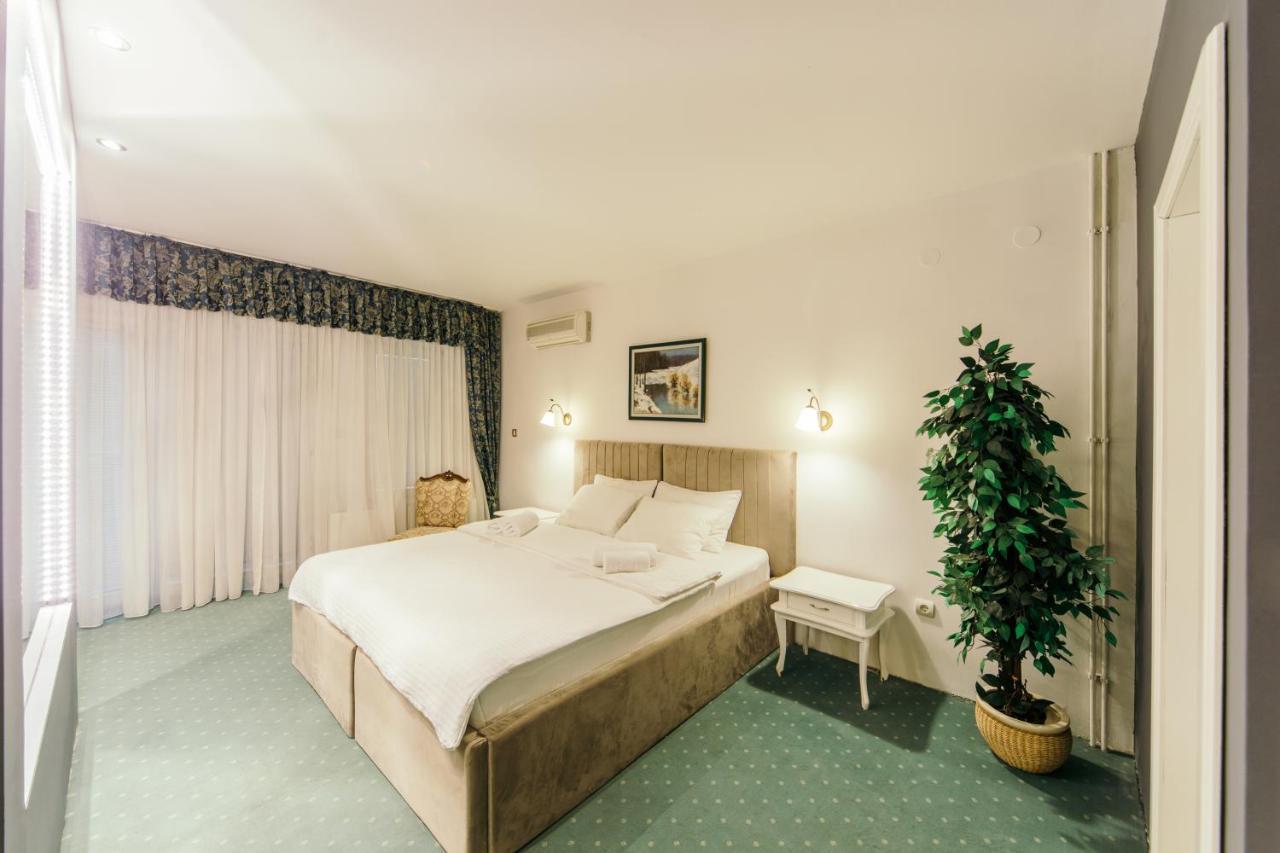 Garni Hotel President De Luxe ครากูเยวัตส์ ภายนอก รูปภาพ