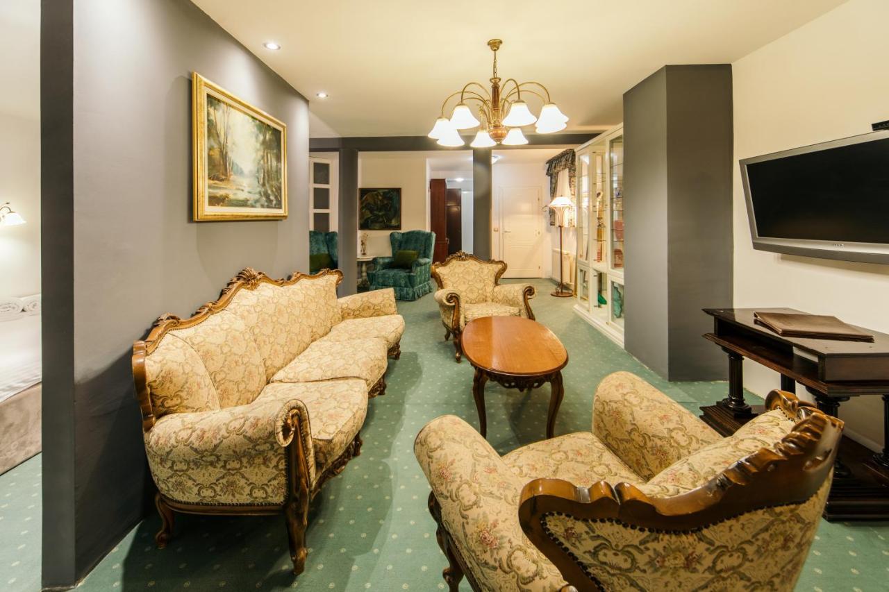 Garni Hotel President De Luxe ครากูเยวัตส์ ภายนอก รูปภาพ