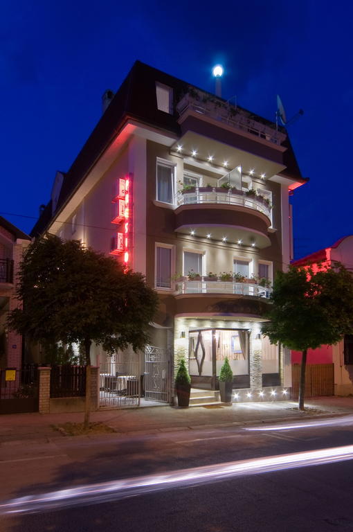 Garni Hotel President De Luxe ครากูเยวัตส์ ภายนอก รูปภาพ
