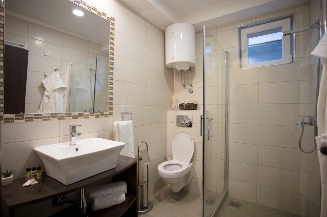 Garni Hotel President De Luxe ครากูเยวัตส์ ภายนอก รูปภาพ