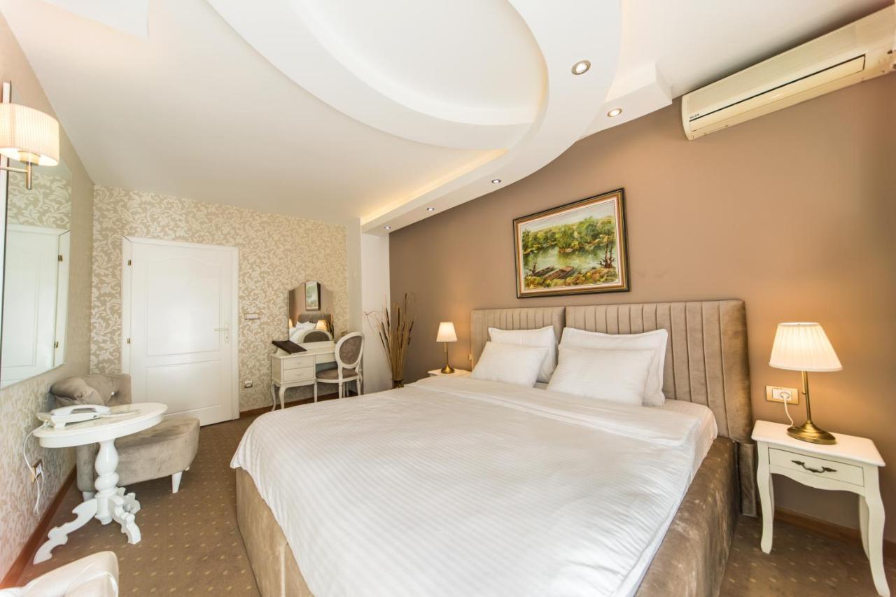 Garni Hotel President De Luxe ครากูเยวัตส์ ภายนอก รูปภาพ