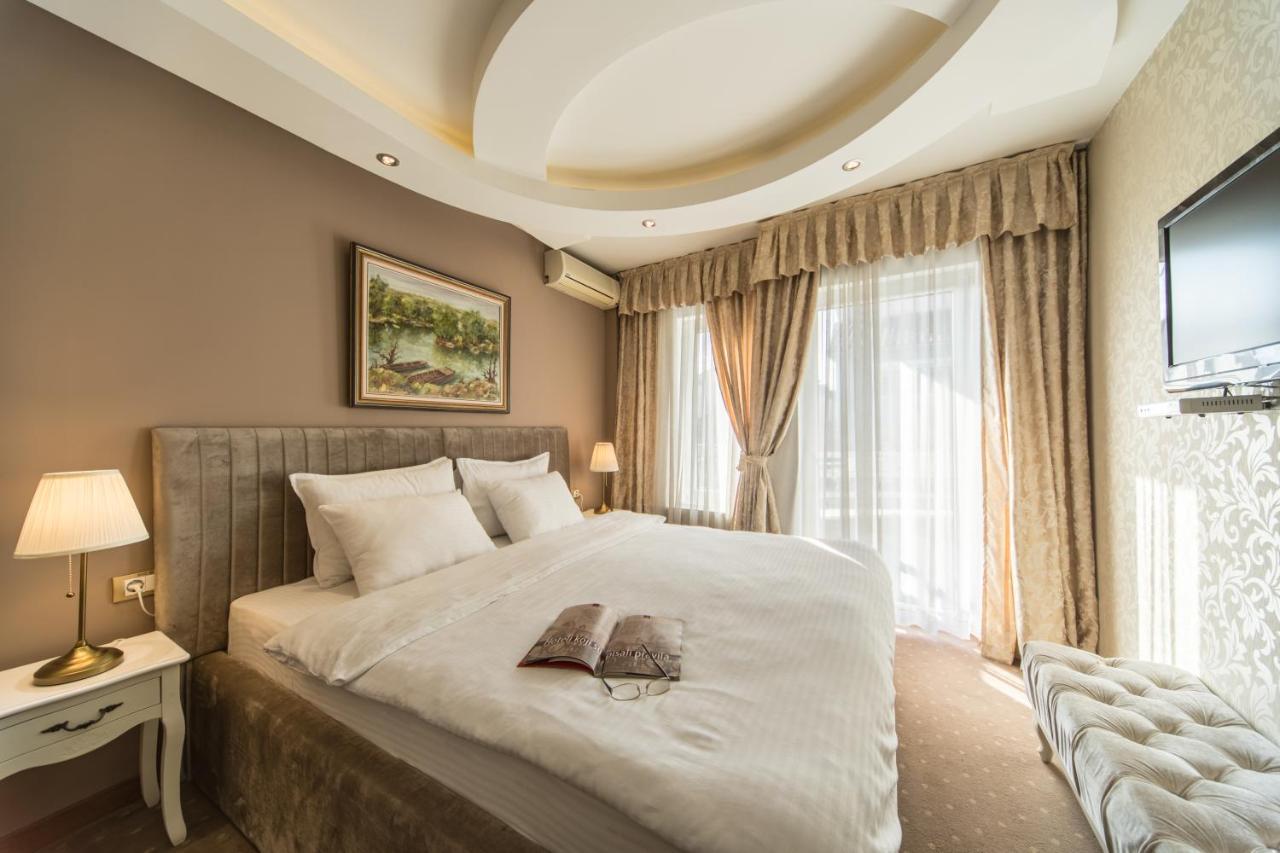 Garni Hotel President De Luxe ครากูเยวัตส์ ภายนอก รูปภาพ