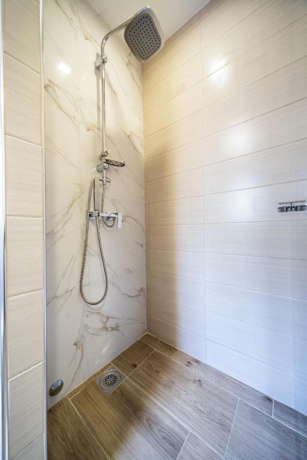 Garni Hotel President De Luxe ครากูเยวัตส์ ภายนอก รูปภาพ