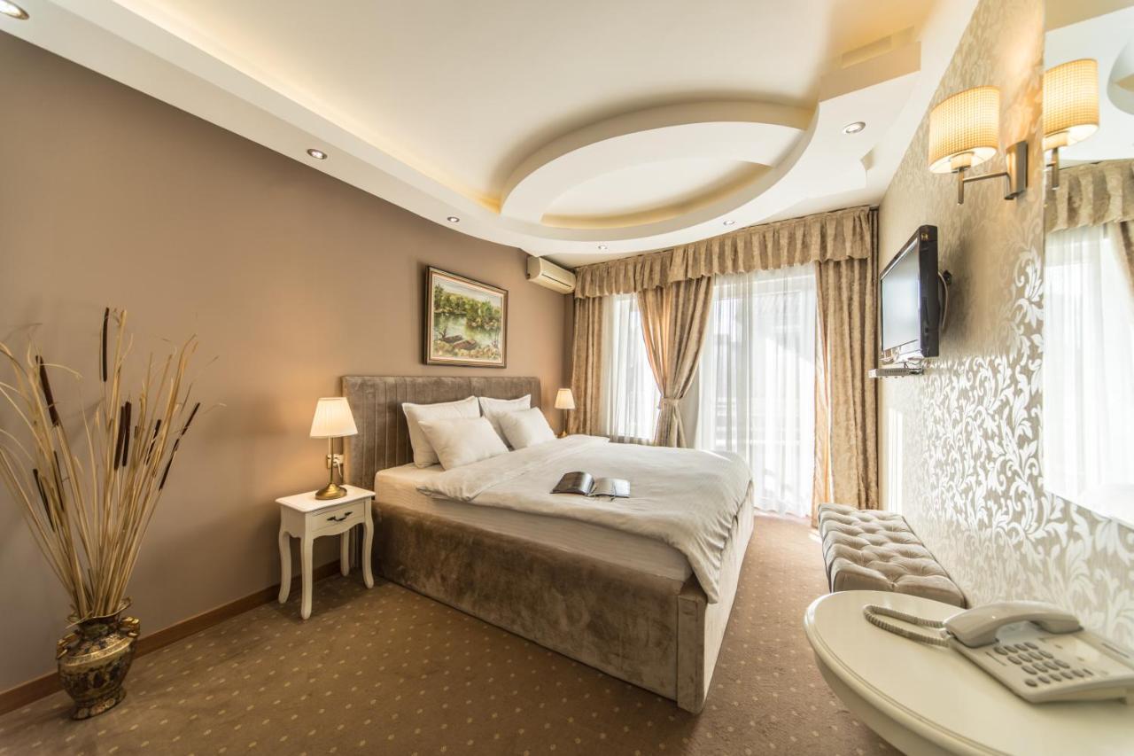 Garni Hotel President De Luxe ครากูเยวัตส์ ภายนอก รูปภาพ